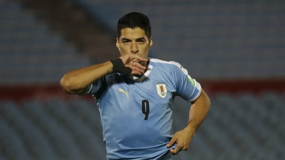 Luis Suarez gjorde mål på straff i 2–1-segern mot Chile.