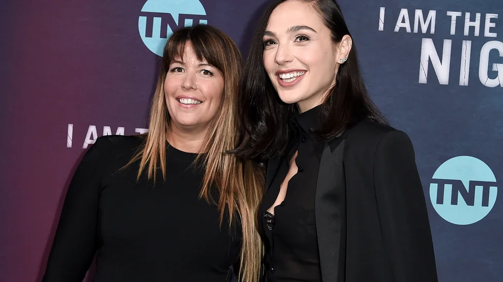 Regissören Patty Jenkins (till vänster) och skådespelaren Gal Gadot gör gemensam sak igen. Arkivbild.