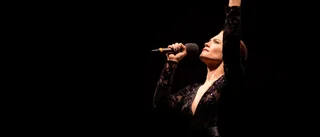 Frida berättar sin livshistoria på scenen