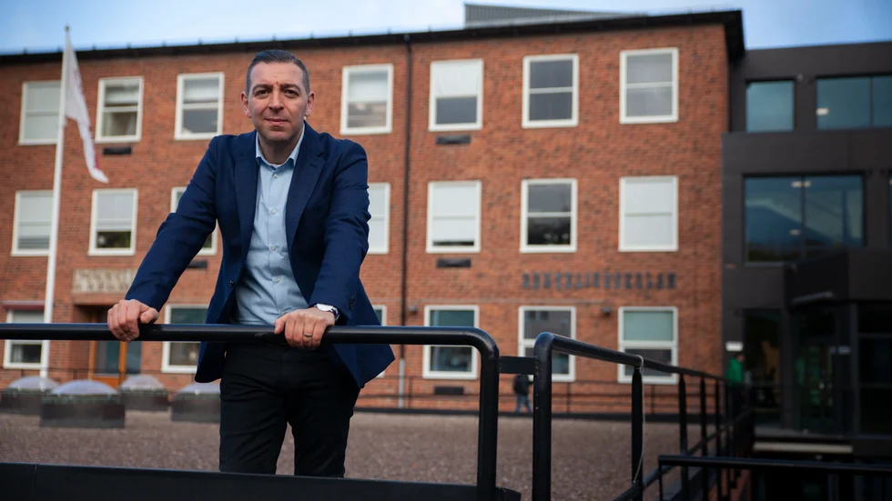 Riksdagsmannen Roger Haddad (L) menar att lagstiftningen inte har hängt med. "Samverkan mellan polis, socialtjänst och skola måste blir bättre." På måndagen besökte han Berzeliusskolan i Linköping. 