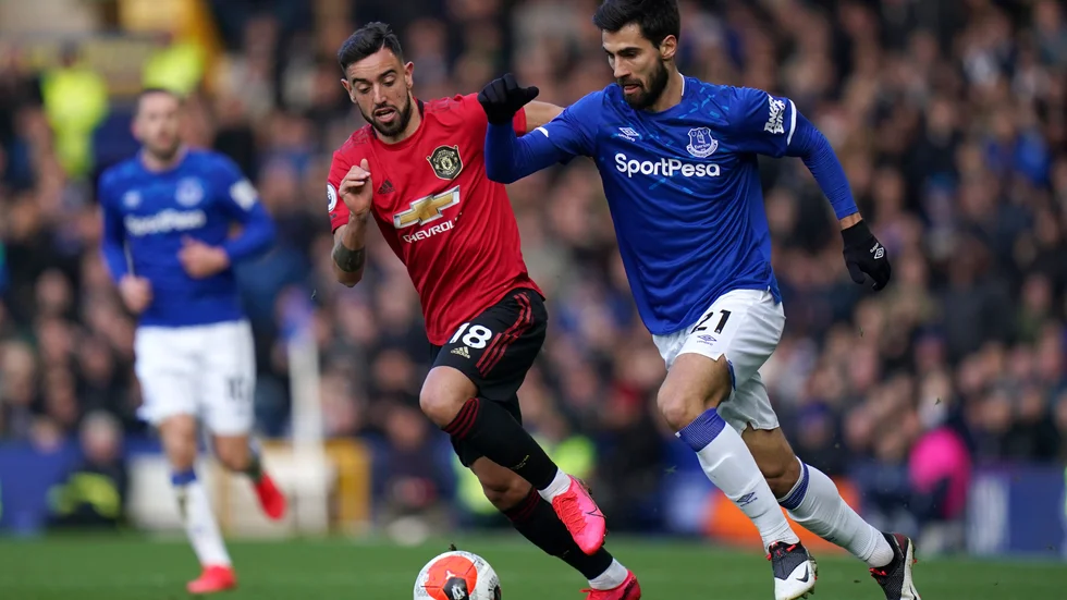Manchester Uniteds Bruno Fernandes och Evertons Andre Gomes. Arkivbild.