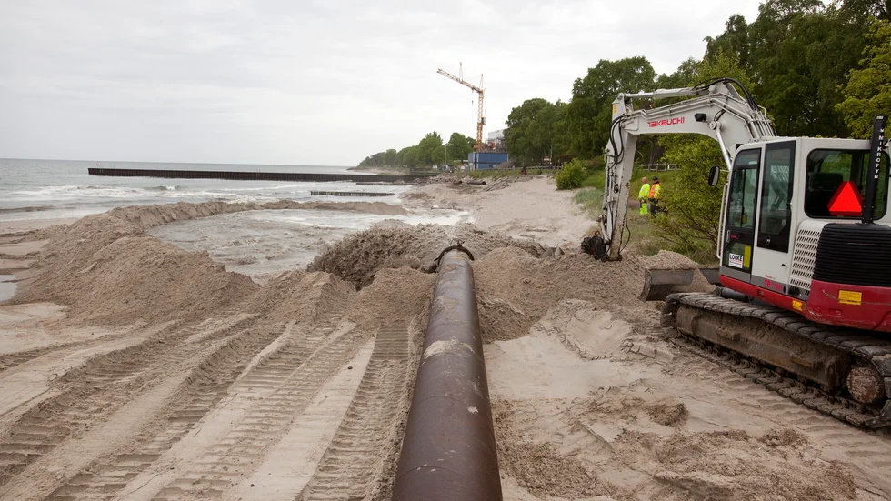 För att rädda de utsatta sandstränderna i Ystad sandskog fylls de på med sand från havsbotten. Arbetet har pågått i ungefär tio år. Arkivbild.