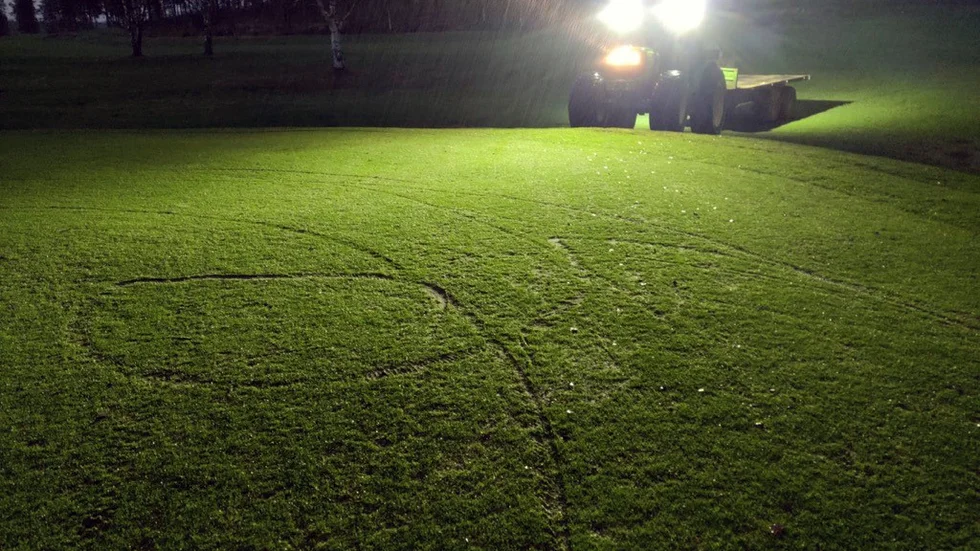 Spåren efter mopeden ser kanske inte så värst farliga ut, men det är förbjudet att ens köra golfbil på banan i nuläget och gräset kommer enligt golfklubben att behöva sås om nästa säsong.