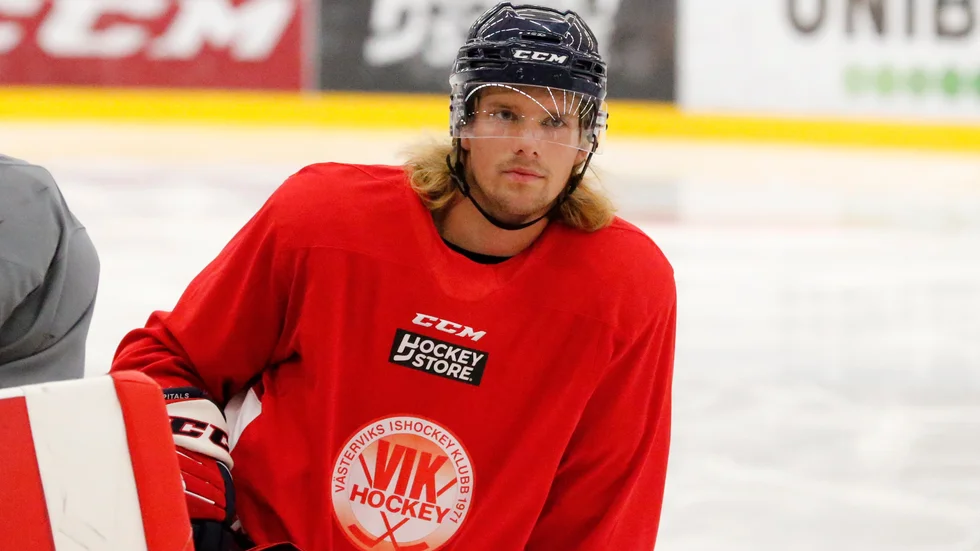 NHL-spelaren Axel Jonsson Fjällby är med och spelar för VIK i kvällens hemmamatch mot Väsby.