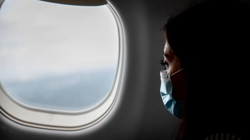 Tidigare har resenärerna haft munskydd efter säkerhetskontrollen och på flyget. Nu skärps kraven i och med biltestsäsongen.