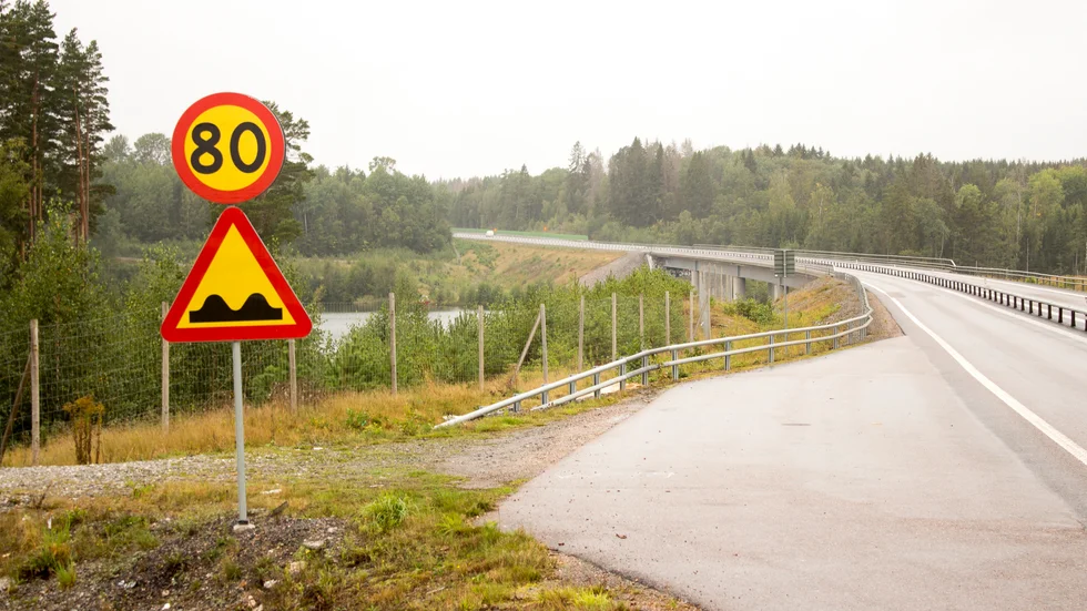 Hastigheten är fortfarande begränsad till 80 kilometer i timmen på bron över Forssjösjön, i båda riktningarna.