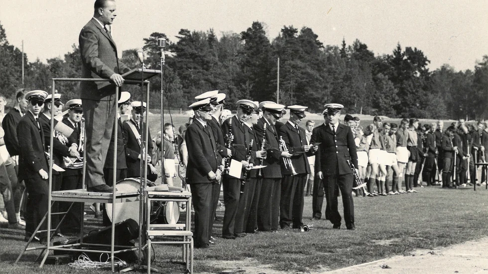 Lennart Nordström håller tal vid Grosvads invigning 1964. Han var kanslist i FAIK fram till 1980.