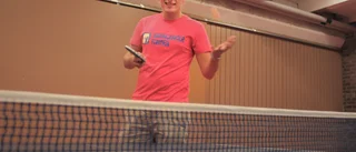 Albin Borg spelar bordtennis för cancersjuka barn