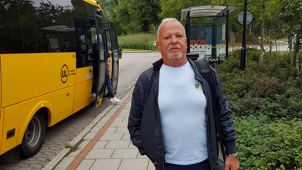 Gunnar Andersson tycker att det rimmar illa med coronasituationen att UL kör med små bussar med ingång fram i stadstrafiken.