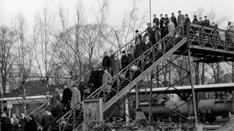 Den första gångbron, Himlastegen, var ganska kort, vilket resulterade i att man på torgsidan klev direkt från bron ut på Fabriksgatan.

