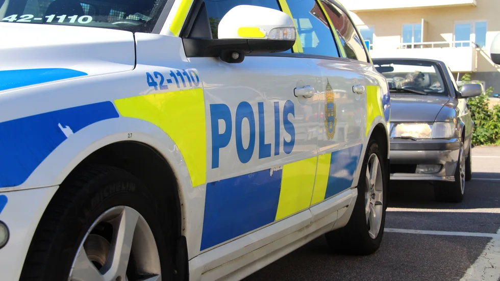 Polisen grep en man i Kisa vid lunchtid under fredagen. Nu misstänks han bland annat för brott mot knivlagen.