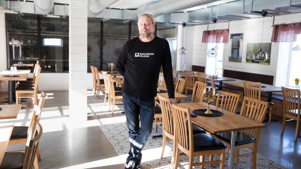 "Det känns fantastiskt bra att vara igång", säger Thomas Holmbom om den nyöppnade restaurangen på Bälinge bondgård. I bakgrunden syns delen där gårdens kor kan gå in medan gästerna äter.