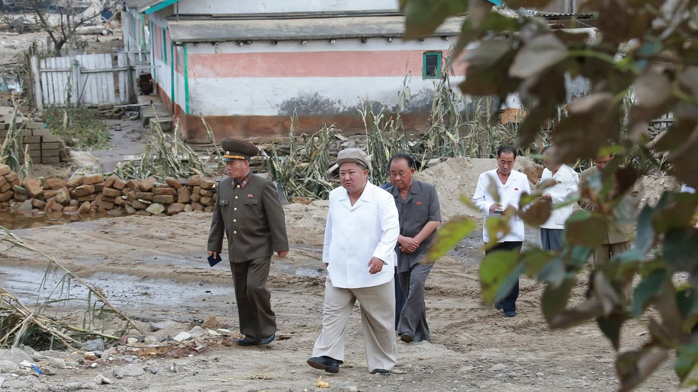 Kim Jong-Un på en bild från förra veckan vid en inspektion av ett tyfondrabbat område.