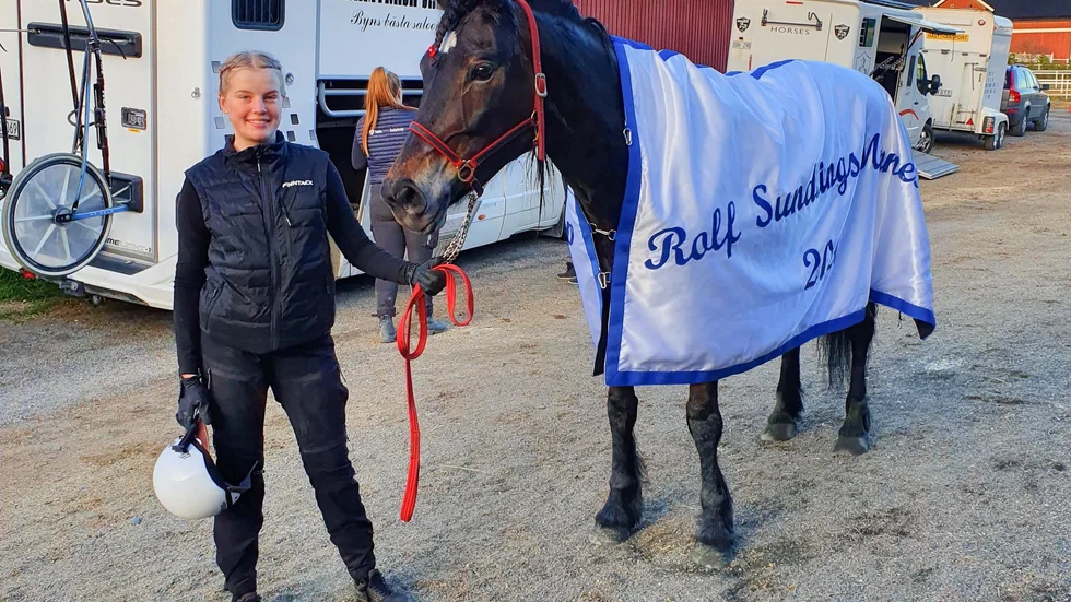 Forspärla med skötaren Hanna Gustafsson.