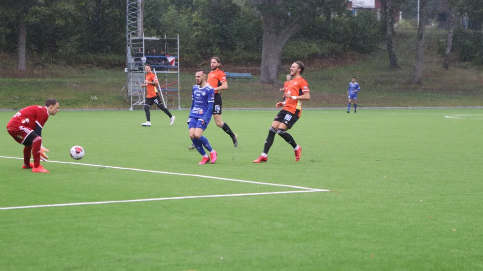 Spjutspetsen Eldin Lugonja svarade för ett ernormt jobb i matchens inledning men fick i det här momentet se  Gutemålvakten lägga beslag på bollen.