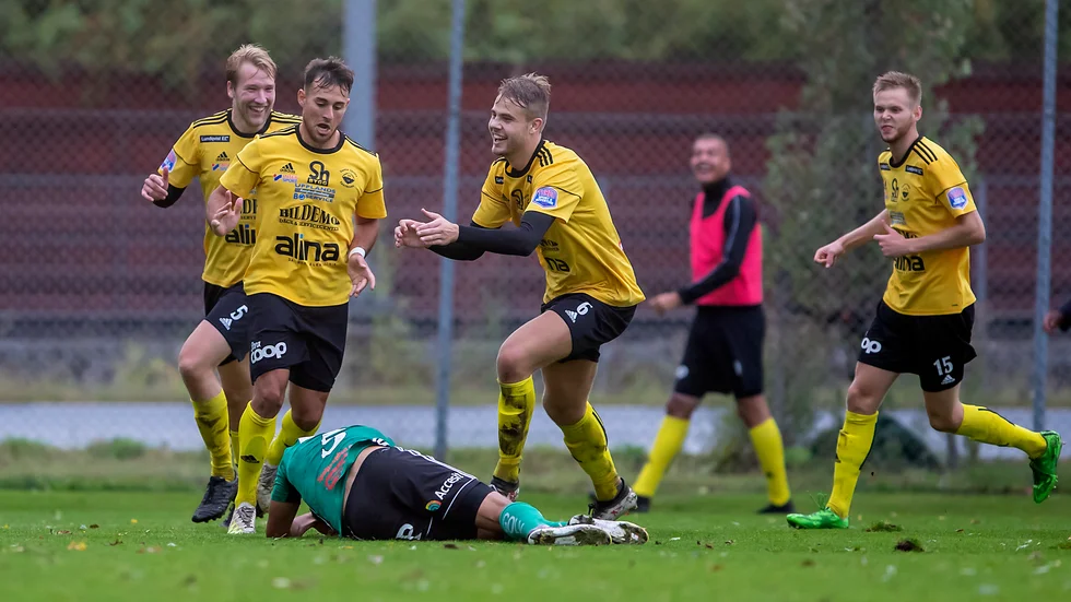Ahmed Kanjou firar segermålet med lagkamraterna.