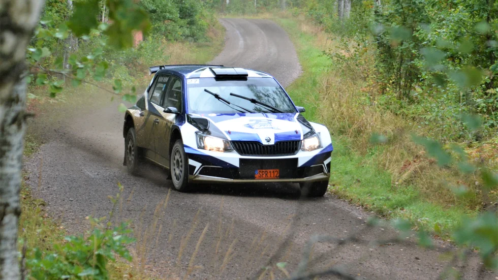 MSK Kvarnvingarnas Jari Saarinen med Jörgen Fornander i högerstolen i sin Skoda Fabia R5 vann klassikern Marknadsnatta.