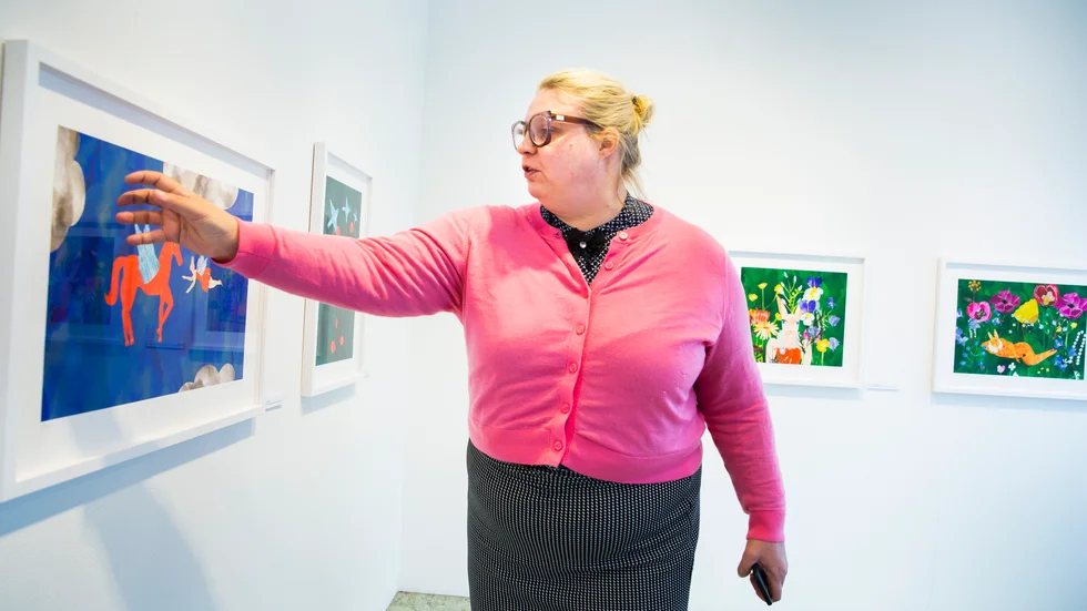 "Färger betyder jättemycket för mig", säger Carolina Hindsjö. Hennes utställning "Du sköna resa" på Galleri Lindberg pågår till den 18 november.