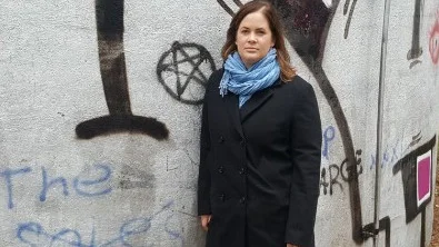 Att försöka bygga bort skolsegregation i Tierps kommun tar för lång tid. Istället behöver man bygga ut de större skolorna och stänga de mindre, det menar oppositionsrådet Viktoria Söderling. 