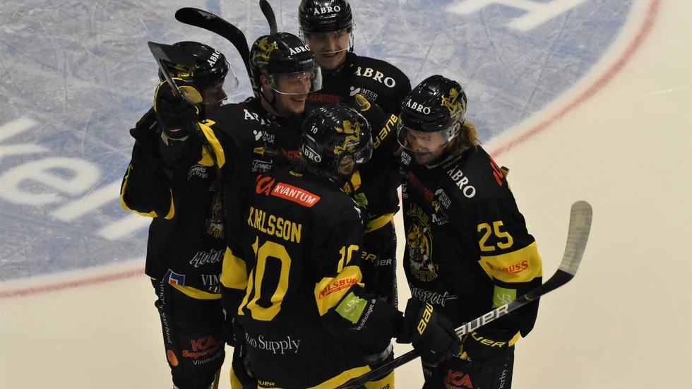 Här jublar VH-spelarna efter Jakob Karlssons mål.