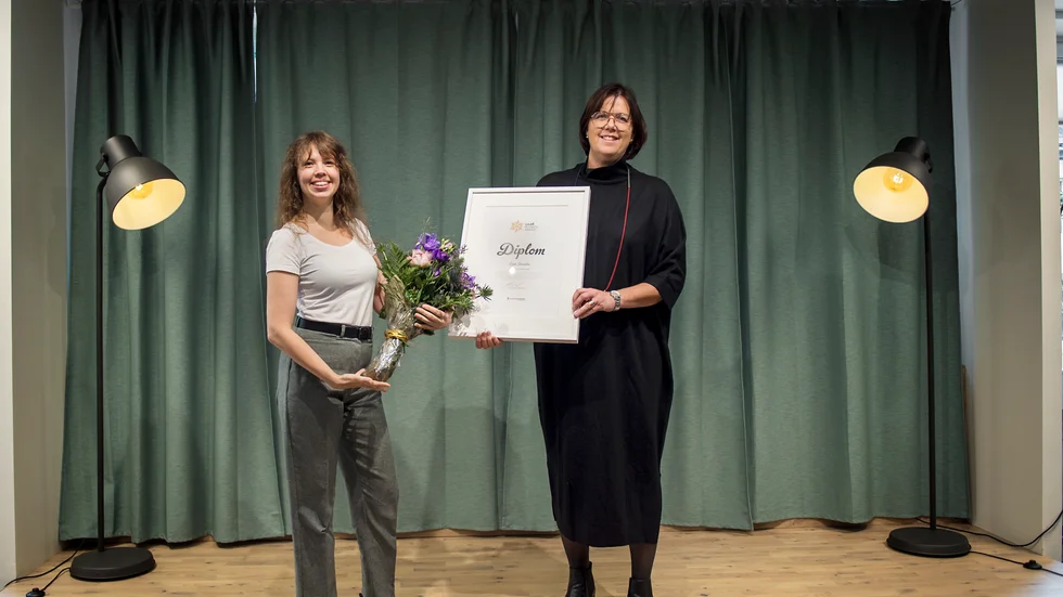 Pia Näsvall, chefsläkare och verksamhetschef Digitalen vid Region Norrbotten, fick ta emot utmärkelsen Årets digitalisering av juryordförande Evelina Rydeker, Dataföreningen.