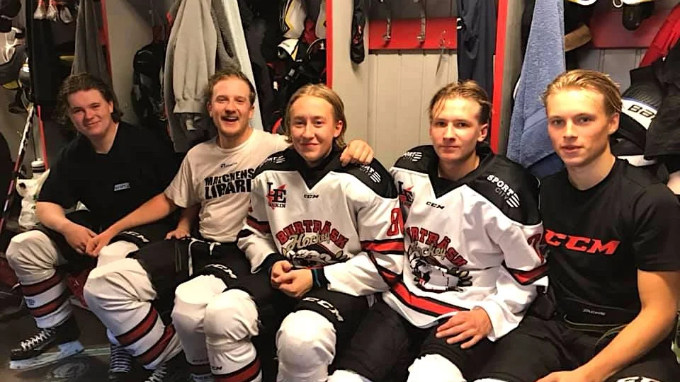 Burträsk vann med 5–4 i hockeytvåans premiär. Alexander Widerlund avgjorde i förlängningen.