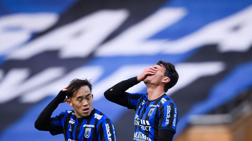 Stefano Vecchia och Yukiya Sugita deppar efter förlusten. 