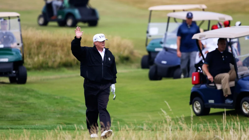 USA:s president Donald Trump spelar golf vid Turnberry. Nu har han snart en ny golfbana att spela på när han besöker Skottland. Arkivbild.