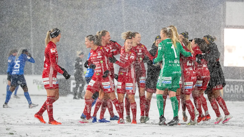 Piteå tog tre superviktiga poäng i damallsvenskan. Nu klättrar laget ovanför nedflyttningsstrecket, men Umeå har spelat en match mindre eftersom deras söndagsmatch ställdes in på grund av snökaoset.