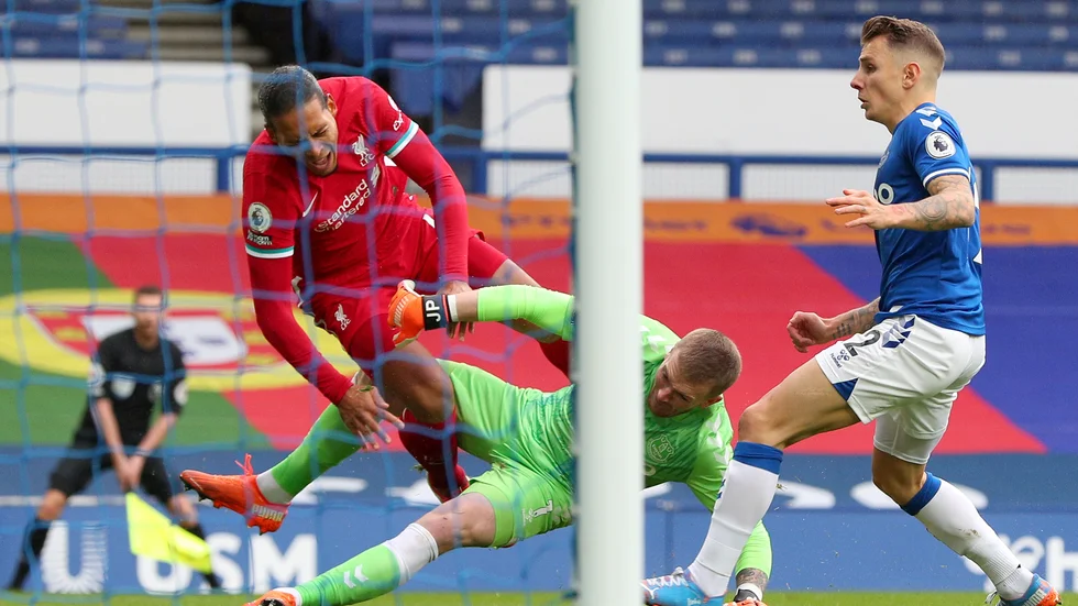 Liverpools Virgil van Dijk i duellen med Evertons Jordan Pickford som ledde till en korsbandsskada.
