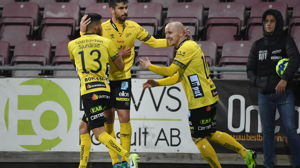 Simon Lundevall, längst till höger och här i Elfsborgs dress, fick nyligen grönt ljus att spela för Halmstads BK, men uppfyllde han kraven på dispens? Enligt Aftonbladets granskning råder tveksamheter kring detta. Arkivbild.