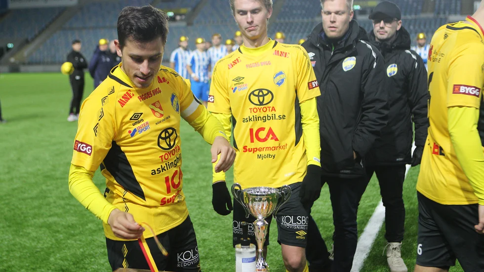 MAI-kapten Sami Shkiri fick dela ut silvermedaljer till lagkompisarna på Östgötaporten.