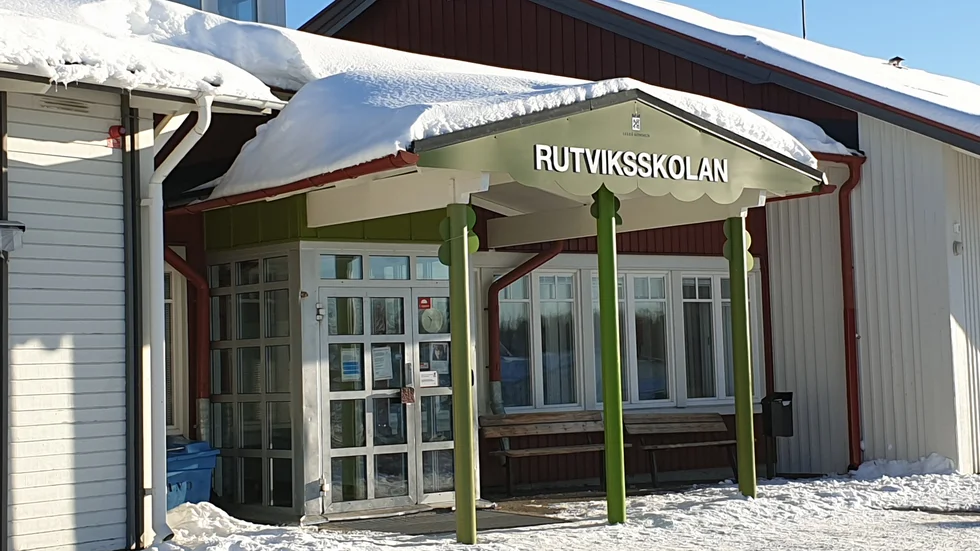 Flera elever ska ha bekräftats smittade av covid-19 på Rutviksskolan. På fredagen informerades barnens föräldrar.