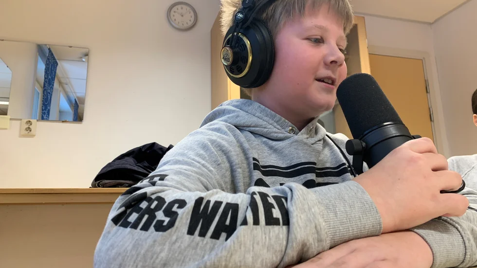 Eleven Oskar Johansson Andreasson har övat på låttexten och ska sjunga in den. Varje klass har fått spela in en låt var.
