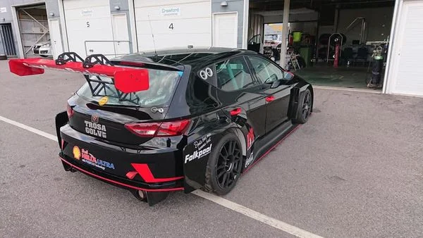 Trosateamets bil, en Seat Cupracer.