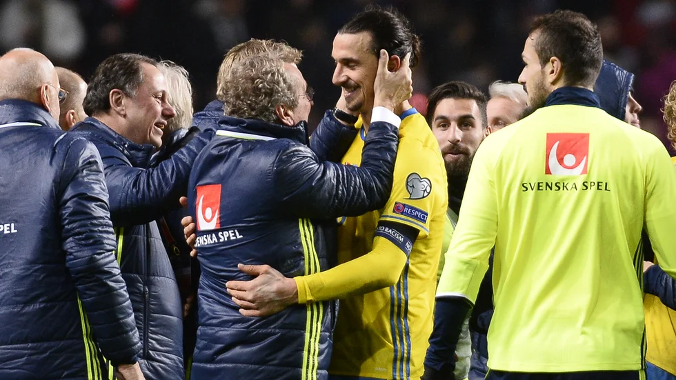 Erik Hamrén klappar om Zlatan Ibrahimovic efter play off-matchen till EM i Köpenhamn 2015. Matchen slutade 2–2 vilket tog Sverige till mästerskapet. Arkivbild.