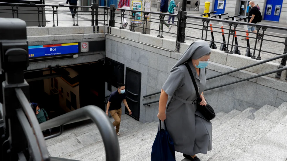 En ensam kvinna kommer upp ur tunnelbanan i centrala Madrid, där nya restriktioner nu införs. Arkivbild.