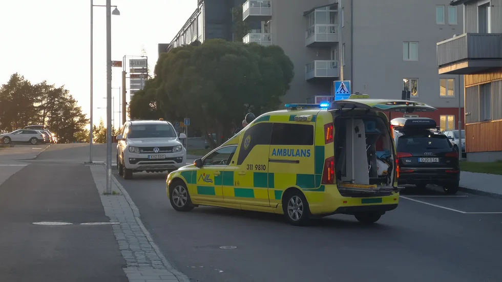 En person ramlade vid en promenad längs Västra Varvsgatan i Luleå vid 17.40 på fredagen. 