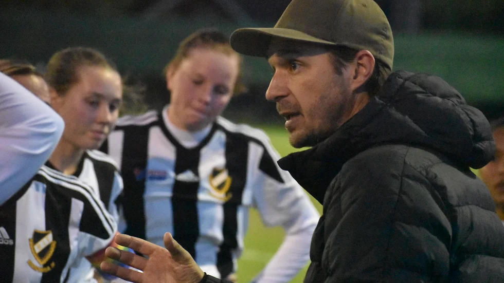 Tränaren Mats Andersson med några taktiska direktiv till Rimforsas spelare under ett spelavbrott 