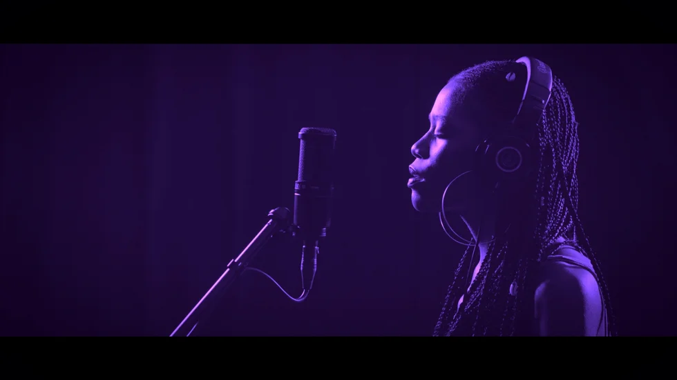 Multimediakonstnären Gabrielle Goliaths text- ljus- och videoinstallation "This song is for..." från 2019 är ett av verken som visas i utställningen. Verket består av musik inspelad för sydafrikanska våldtäktsoffer. Pressbild.