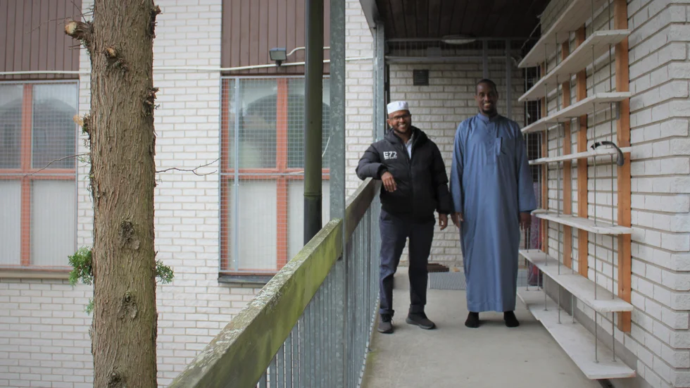 En av många anpassningar som har gjorts på moskén är att man måste ta med sig en egen matta när man ska be, förklarar Dahir Ismail och Abduwahid Burale. Arkivbild.