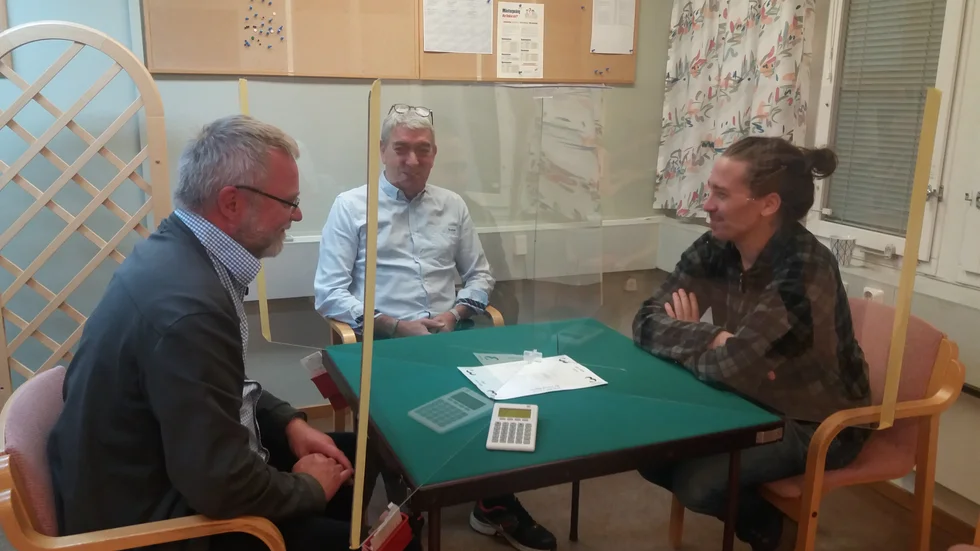 Lennart Markgren, ordförande för Luleå Bridgekamrater, Göran Nordberg och Jonathan Johansson, är alla glada över kunna spela bridge i igen, även om man måste ha en plattskärm på varje bord.