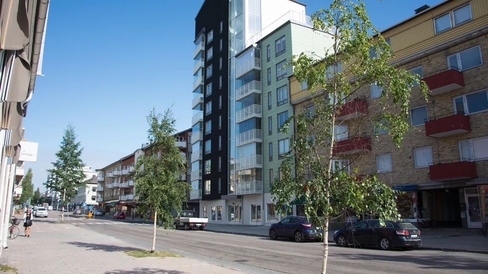 HSB Norr måste byta fasadmaterial på höghuset eftersom det avviker från bygglovet. Andra avvikelser från bygglovet släpper kommunen igenom utan rättelse.