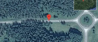 Brinnande fordon stoppar trafiken på väg 732