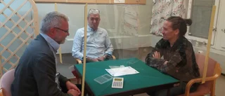 Bridge med plastskärm och personliga budlådor