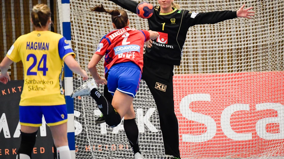 Det svenska handbollslandslaget, här med Johanna Bundsen i målet, EM.laddar i Trollhättan med matcher mot Ungern. Arkivbild.