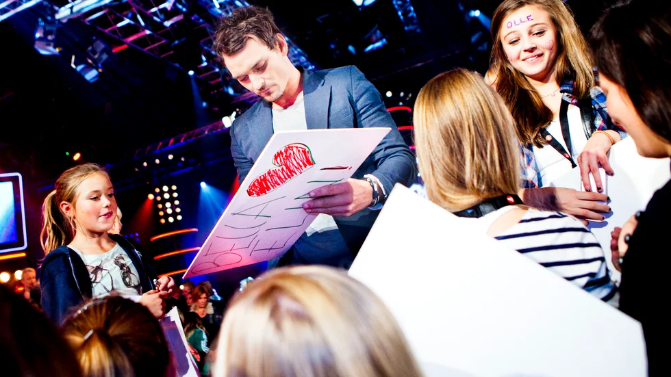 Olle Hedberg skriver autografer efter en Idolkväll. Fortfarande händer det att han blir igenkänd på stan.