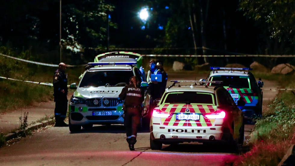 Polisen vid platsen där en man sköts under söndagskvällen.