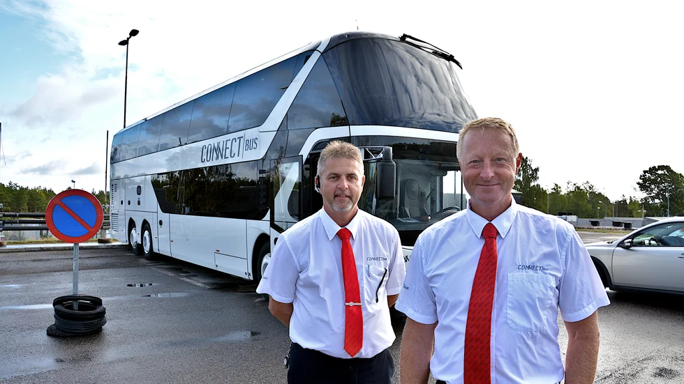 Ulf Olofsson och Jan Tideman på Söne buss i Västervik visar företagets nya buss, en dubbeldäckare.