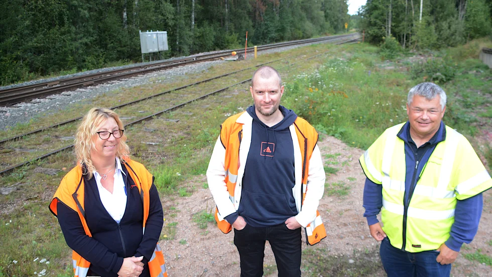 Lokföraren Caroline Widén, föraren och instruktören Christian Nordberg samt säkerhetsinspektören Alexander Johansson genomförde en inspektion av jänrnvägsområdet i Södra Vi på fredagen.